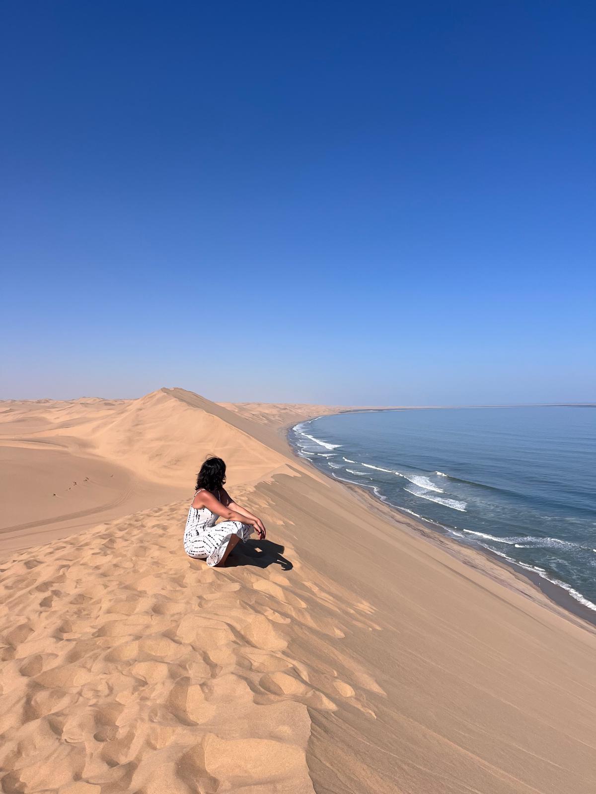 هدوء على الكثبان الرملية أمام البحر