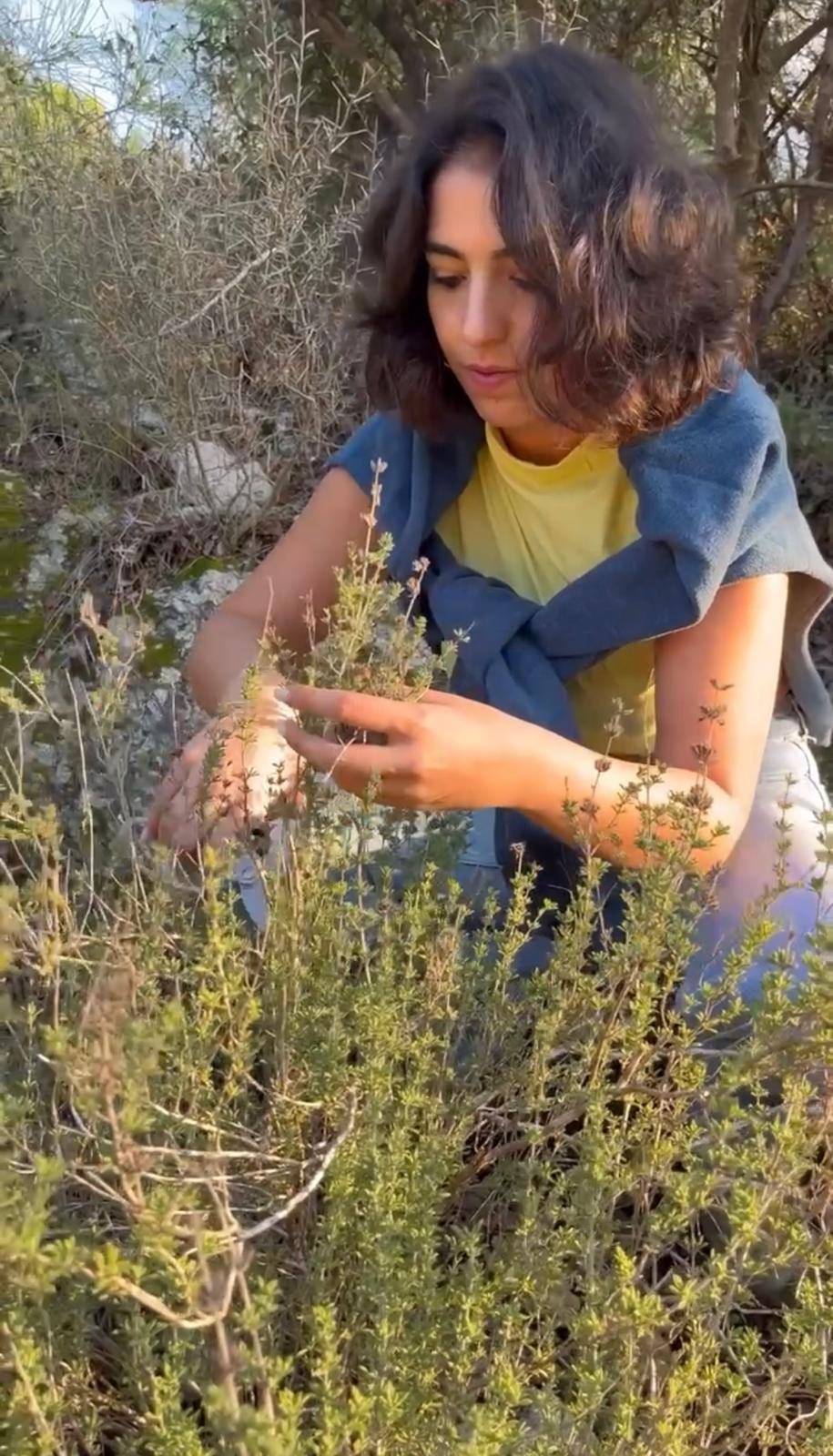 لمى بين الأعشاب البرية